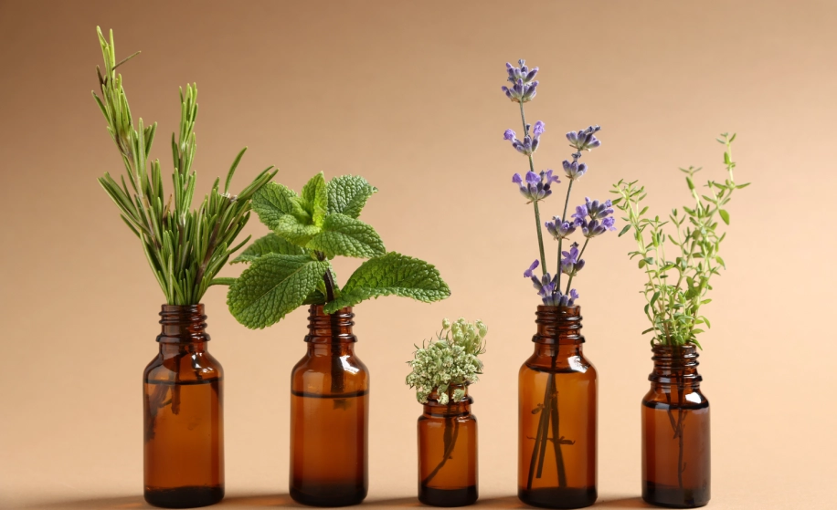 flesjes met kruiden en bloemen