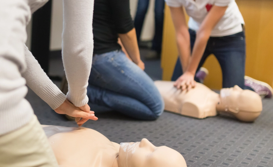 EHBO-cursus met oefenpoppen