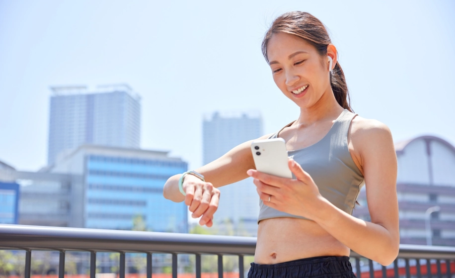 jogger met smartphone en smartwatch