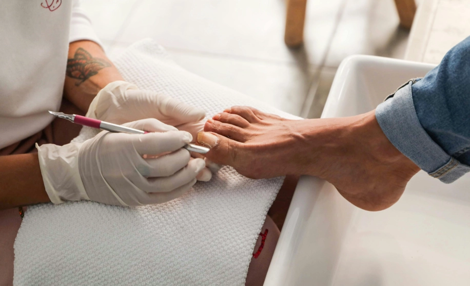 voet tijdens een pedicurebehandeling