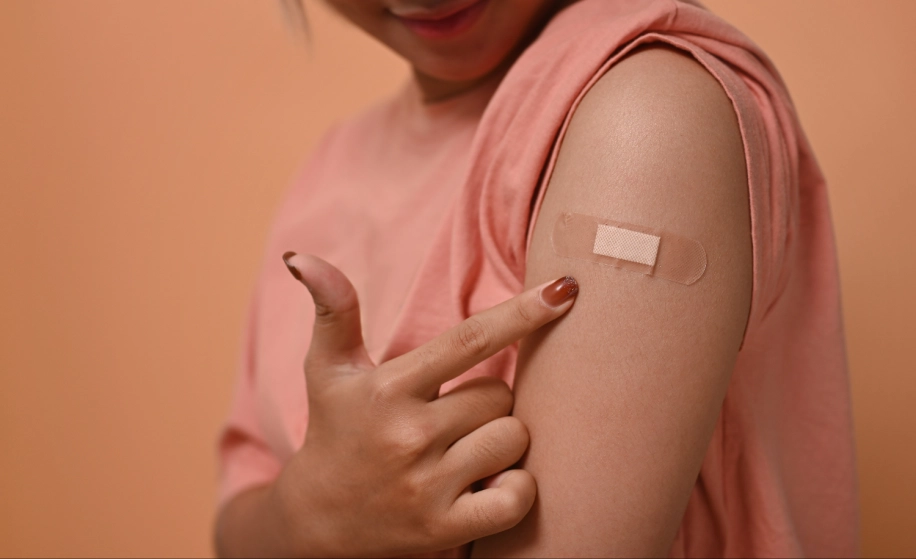 vrouw met pleister op bovenarm