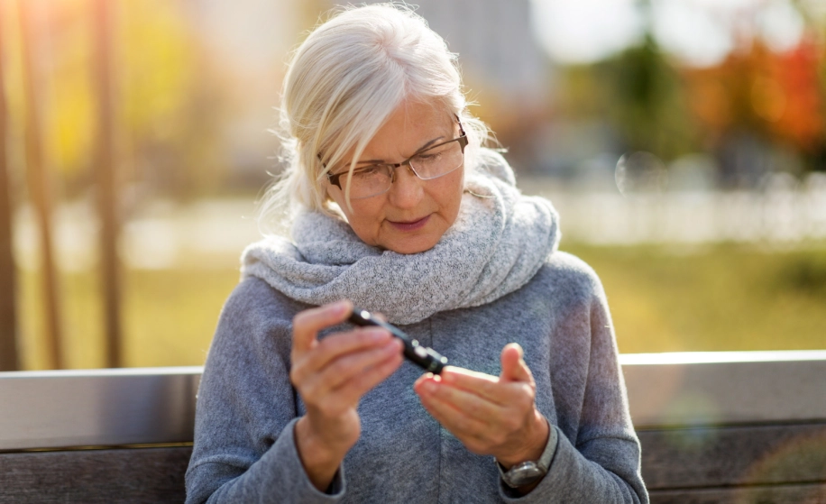 vrouw kijkt haar suikerspiegel na