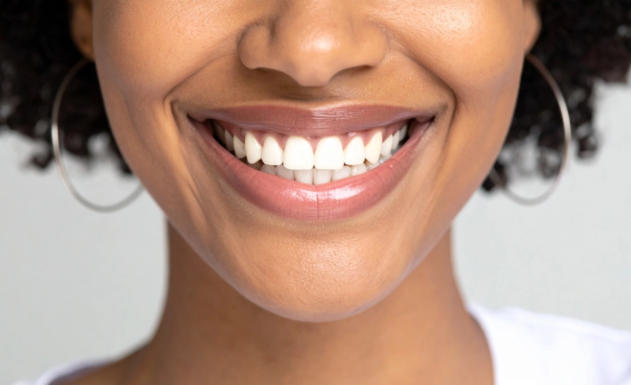 dame met gelijke witte tanden