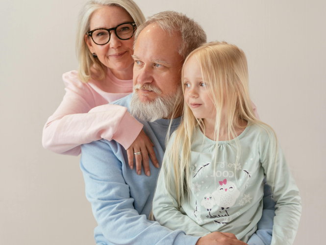 Grootouders met kleinkind