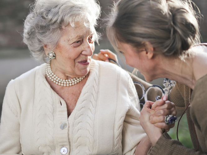 Volwassen vrouw met moeder