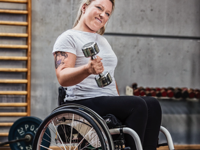 Krachtpatster in rolstoel