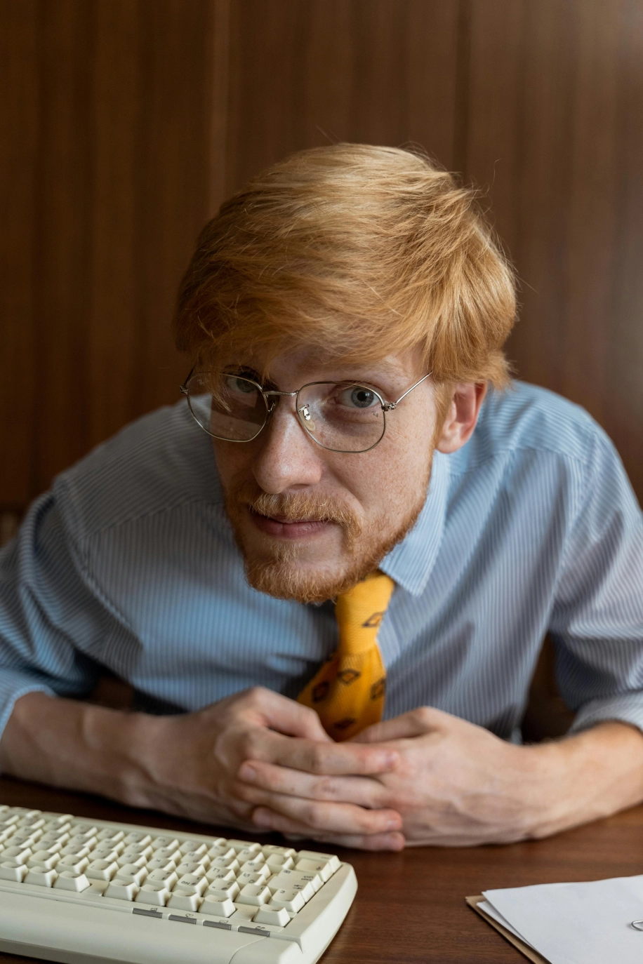 persoon achter een bureau